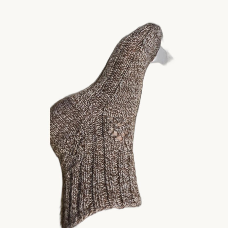 Handgestrickte Socken mit dekorativem Muster