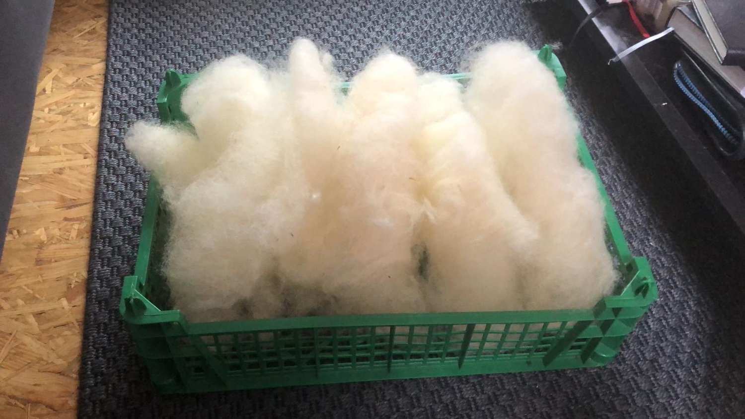 Natuerliche Rohwolle in verschiedenen Farben - die Basis fuer unsere handgestrickten Produkte