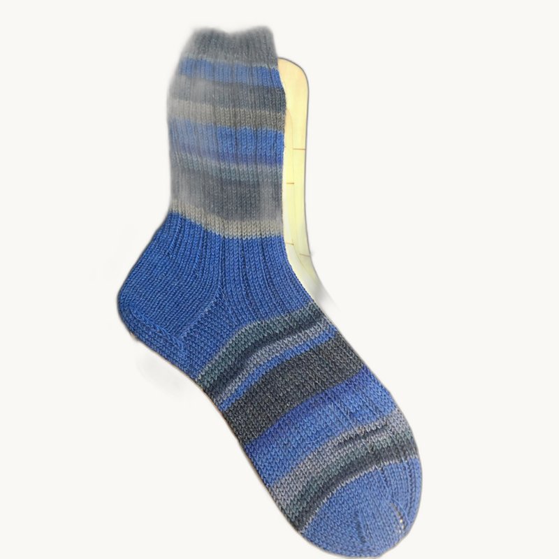 Blaue Wollsocken in feiner Handarbeit