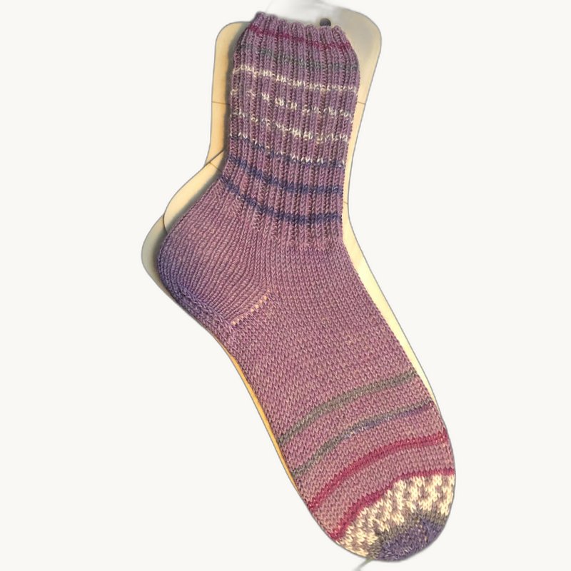 Lila Stricksocken mit elegantem Design