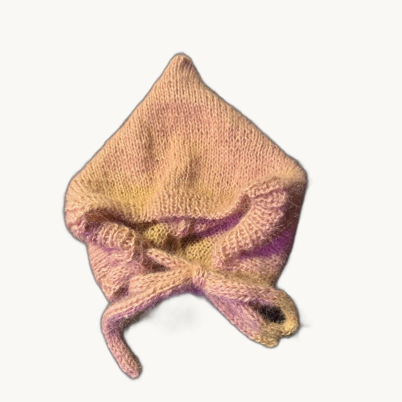 Handgestrickte Babyhaube in Rosétönen