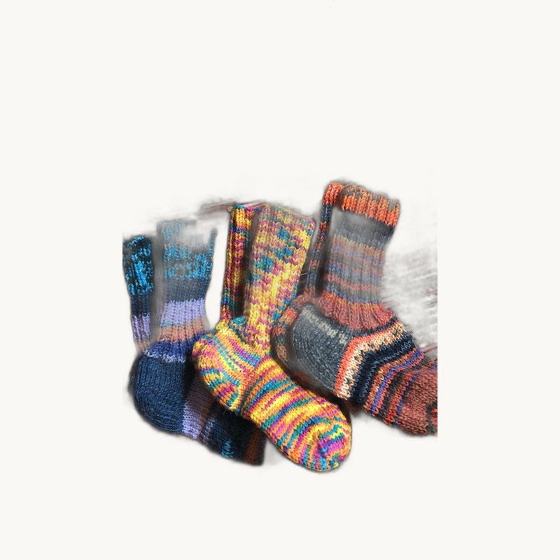Mehrere farbenfrohe Babysocken