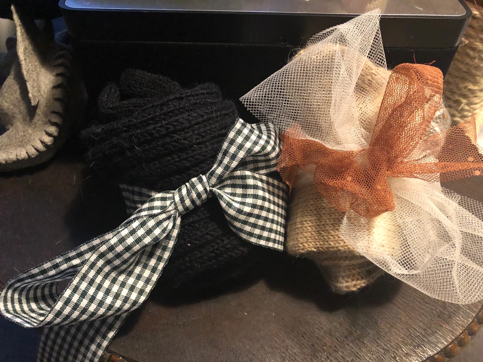 Zwei verpackte handgestrickte Stücke mit Schleifen