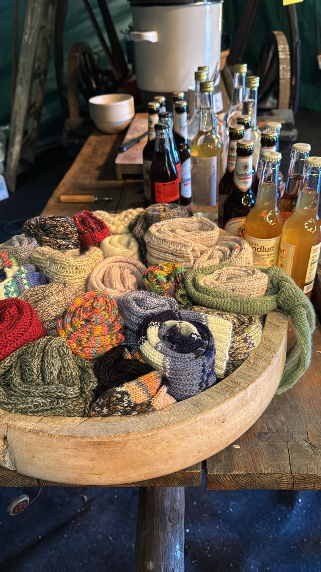 Handgestrickte Stücke in einer Holzschale