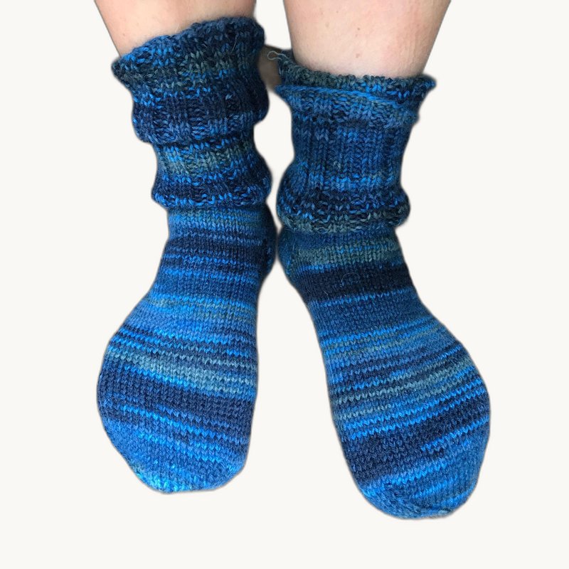 Blaue handgestrickte Socken