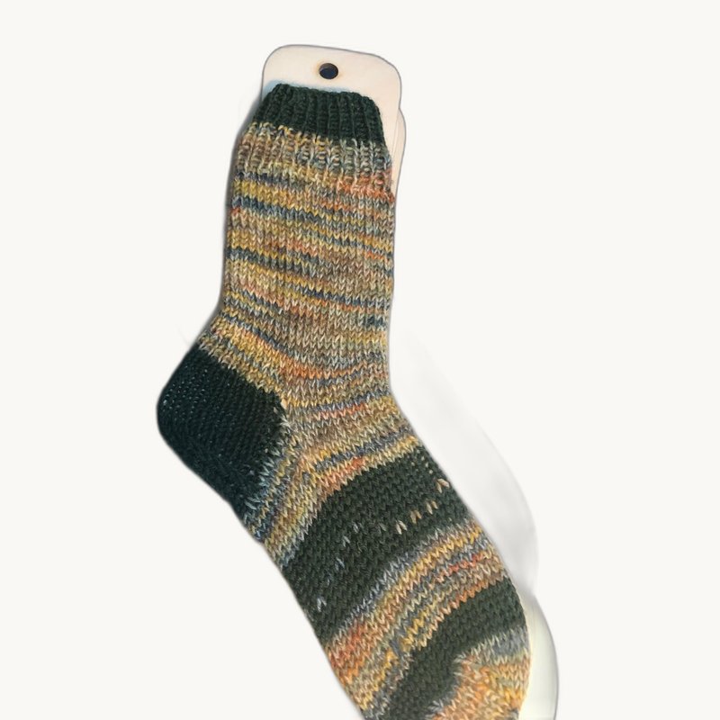 Grün melierte handgestrickte Socke