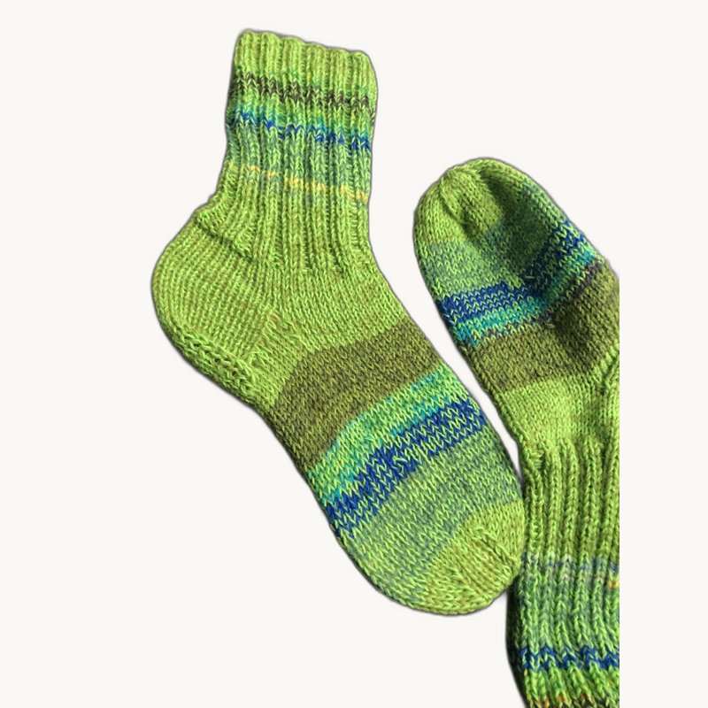 Leuchtend grüne handgestrickte Socken